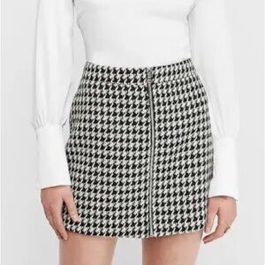 Classic tweed skirt with front zipper in houndstooth pattern